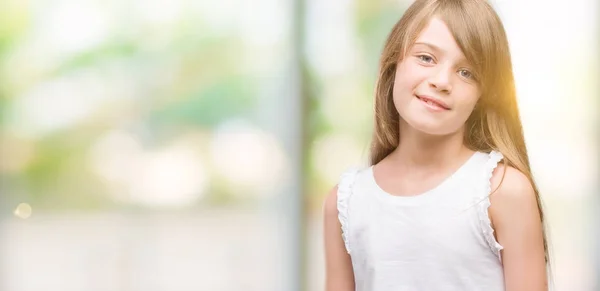 Giovane Bambino Biondo Con Viso Felice Piedi Sorridente Con Sorriso — Foto Stock