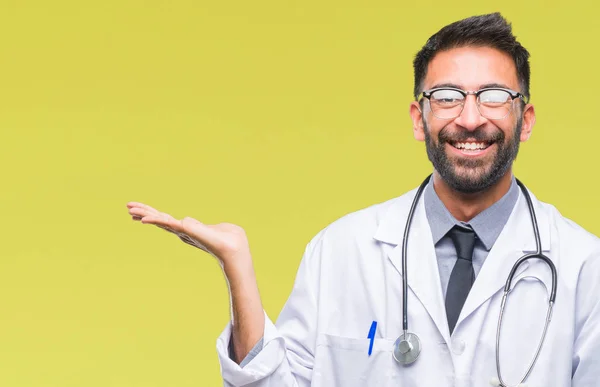 Adult Hispanic Doctor Man Isolated Background Smiling Cheerful Presenting Pointing — Stock Photo, Image