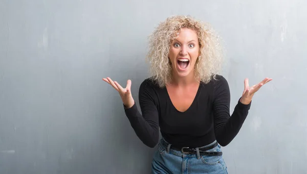 Mujer Rubia Joven Con Pelo Rizado Sobre Fondo Gris Grunge —  Fotos de Stock