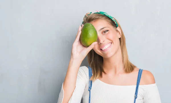 Bella Giovane Donna Sopra Muro Grigio Grunge Con Mango Fresco — Foto Stock