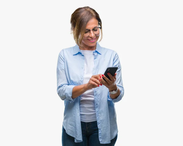 Mulher Sênior Meia Idade Enviando Mensagem Usando Smartphone Sobre Fundo — Fotografia de Stock