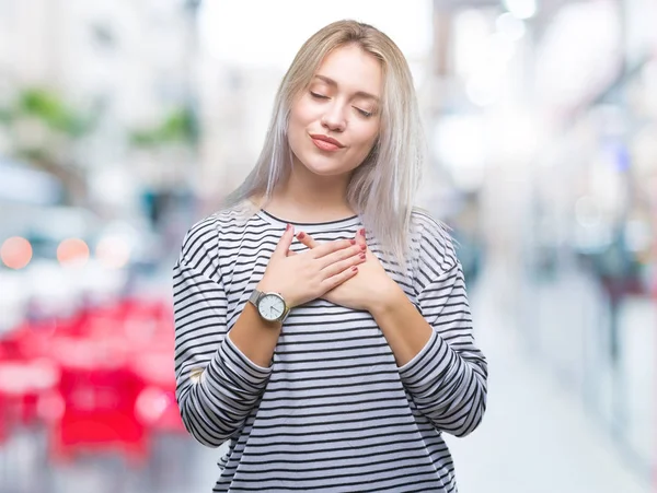 Mujer Rubia Joven Sobre Fondo Aislado Sonriendo Con Las Manos — Foto de Stock