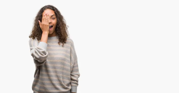 Schöne Junge Hispanische Frau Trägt Streifen Pullover Der Ein Auge — Stockfoto