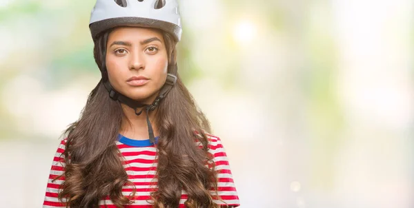 Joven Ciclista Árabe Mujer Con Casco Seguridad Sobre Fondo Aislado — Foto de Stock