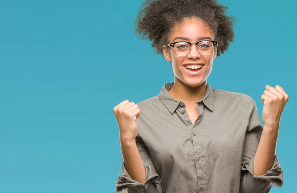 Mujer Afroamericana Joven Con Gafas Sobre Fondo Aislado Celebrando Sorprendida —  Fotos de Stock