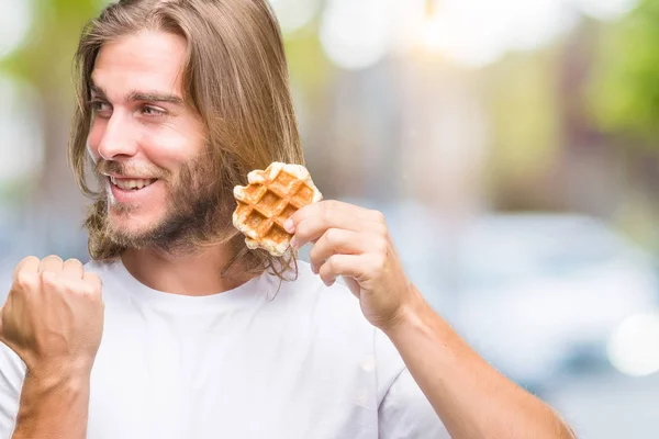 Jeune Homme Beau Aux Cheveux Longs Sur Fond Isolé Mangeant — Photo