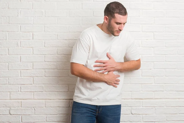 Junger Kaukasischer Mann Der Mit Der Hand Auf Dem Bauch — Stockfoto