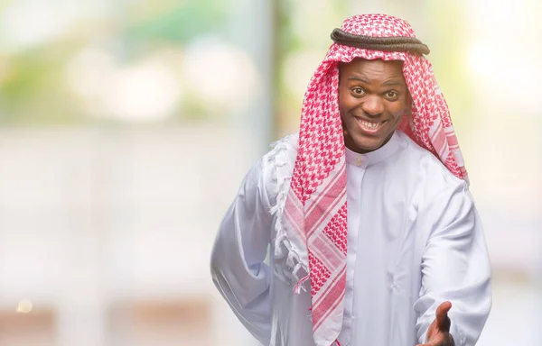 Jeune Homme Arabe Africain Portant Keffiyeh Traditionnel Sur Fond Isolé — Photo