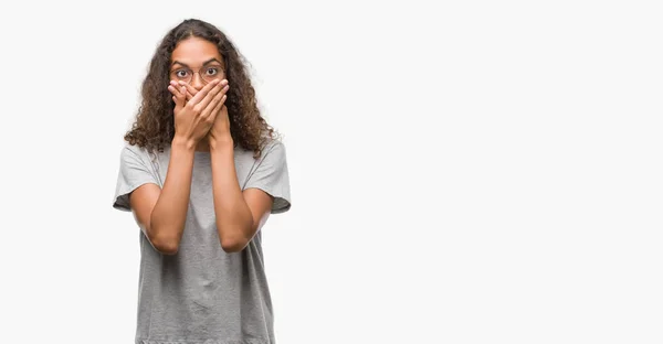 Schöne Junge Hispanische Frau Mit Brille Schockiert Mund Mit Händen — Stockfoto