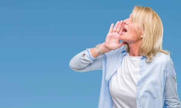 Donna Bionda Mezza Età Sfondo Isolato Urlando Urlando Forte Lato — Foto Stock