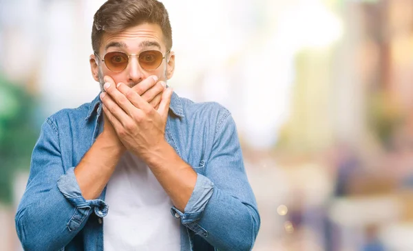 Giovane Bell Uomo Che Indossa Occhiali Sole Sfondo Isolato Scioccato — Foto Stock