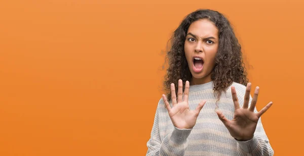 Schöne Junge Hispanische Frau Trägt Streifen Pullover Angst Und Erschrocken — Stockfoto