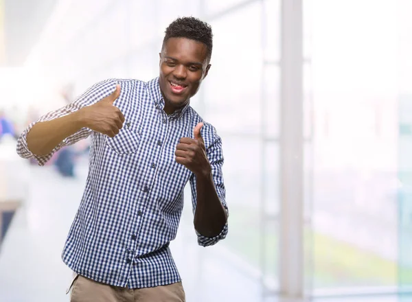 Unga Afroamerikanska Man Klädd Blå Tröja Framgång Tecken Gör Positiv — Stockfoto