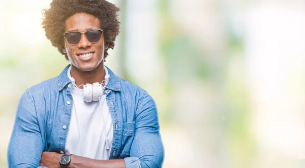 Homem Afro Americano Usando Fones Ouvido Ouvindo Música Sobre Fundo — Fotografia de Stock