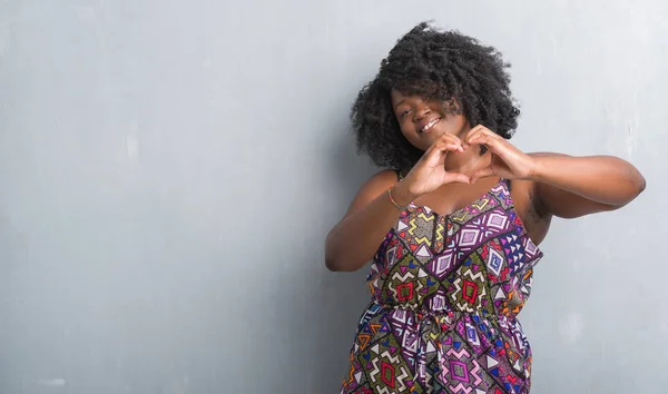 Joven Africana Americana Mujer Sobre Gris Grunge Pared Usando Colorido —  Fotos de Stock