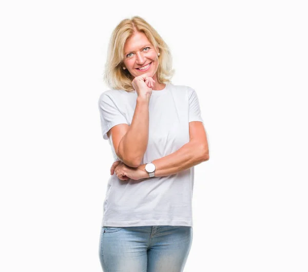 Blonde Vrouw Van Middelbare Leeftijd Geïsoleerde Achtergrond Zoek Vertrouwen Camera — Stockfoto