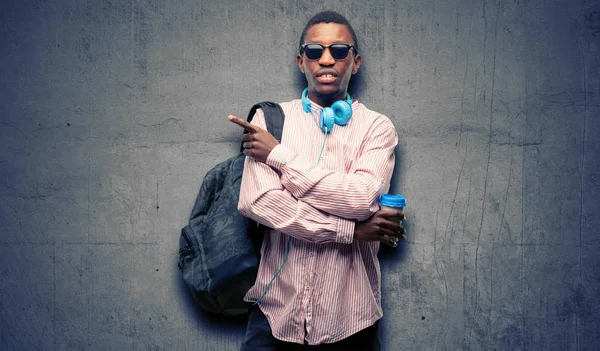 Africano Negro Hombre Estudiante Apuntando Lejos Lado Con Dedo — Foto de Stock