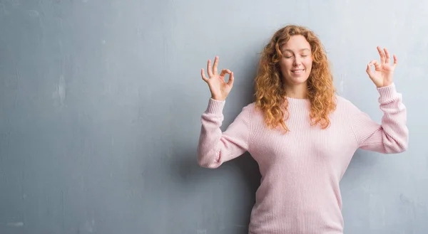 Junge Rothaarige Frau Über Der Grauen Grunge Wand Rosa Pullover — Stockfoto