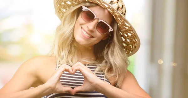 Mujer Joven Usando Gafas Sol Usando Sombrero Verano Feliz Mostrando — Foto de Stock