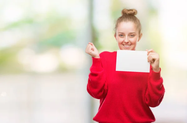 Joven Rubia Sosteniendo Pancarta Publicitaria Gritando Orgullosa Celebrando Victoria Éxito —  Fotos de Stock