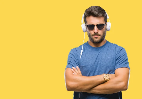Νεαρός Όμορφος Άνδρας Φορώντας Ακουστικά Ακούτε Μουσική Μέσω Απομονωμένες Φόντο — Φωτογραφία Αρχείου