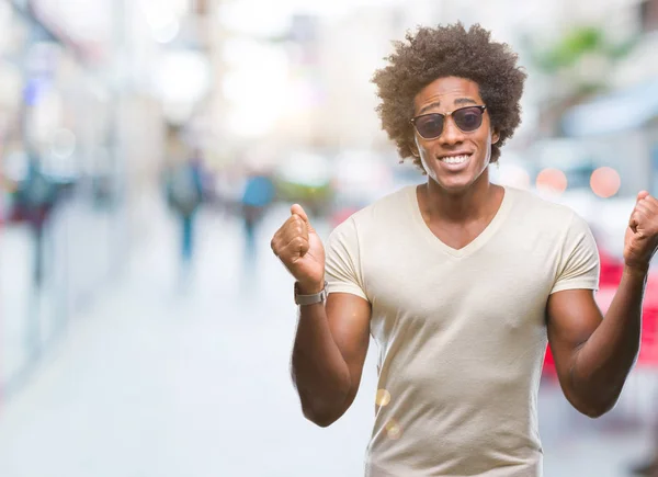 Hombre Afroamericano Con Gafas Sol Sobre Fondo Aislado Celebrando Sorprendido — Foto de Stock