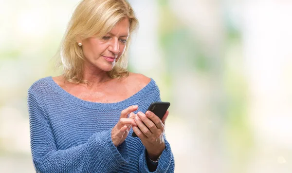 Blonde Frau Mittleren Alters Verschickt Nachricht Smartphone Über Isolierten Hintergrund — Stockfoto
