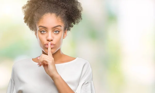 Giovane Donna Afro Americana Sfondo Isolato Chiedendo Essere Tranquillo Con — Foto Stock