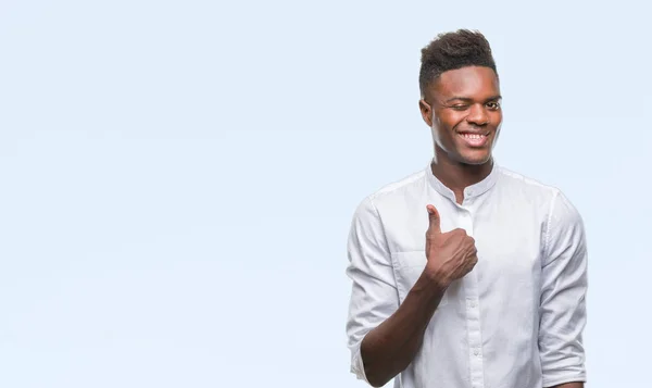 Joven Hombre Afroamericano Sobre Fondo Aislado Haciendo Gesto Feliz Pulgares — Foto de Stock