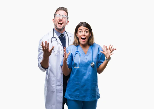 Casal Jovem Médico Cirurgião Sobre Fundo Isolado Celebrando Louco Louco — Fotografia de Stock