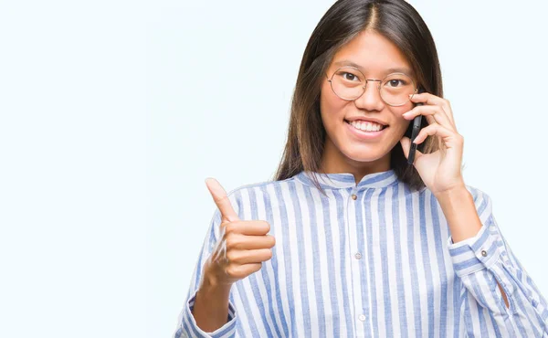 Junge Asiatische Frau Telefoniert Über Isolierten Hintergrund Glücklich Mit Großem — Stockfoto