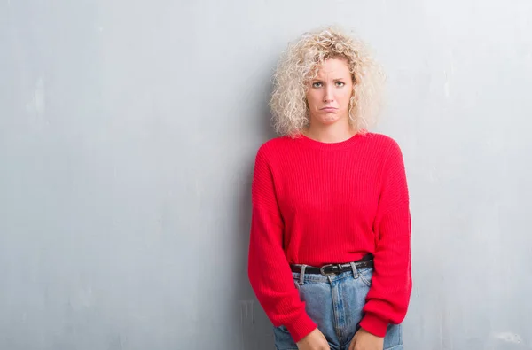 Jonge Blonde Vrouw Met Krullend Haar Grunge Grijze Achtergrond Depressief — Stockfoto