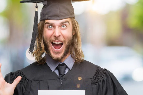 Joven Hombre Apuesto Graduado Con Pelo Largo Sosteniendo Papel Blanco — Foto de Stock