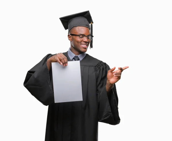 ヤング卒業側の手と指で指す非常に幸せな孤立した背景に白紙の学位を保持するアフリカ系アメリカ人 — ストック写真