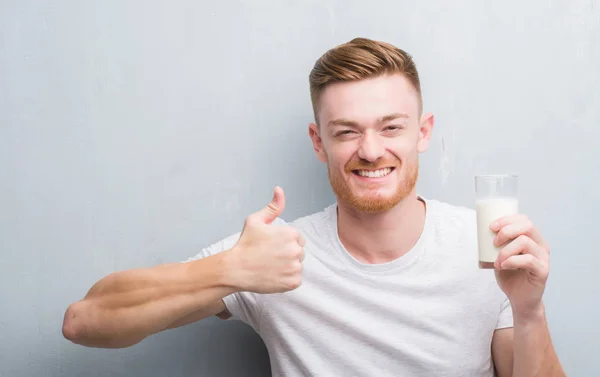 Genç Kızıl Saçlı Adam Büyük Bir Bardak Süt Ile Mutlu — Stok fotoğraf