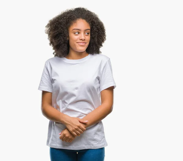 Młody Afro American Kobieta Białym Tle Uśmiechnięty Patrząc Boku Patrząc — Zdjęcie stockowe