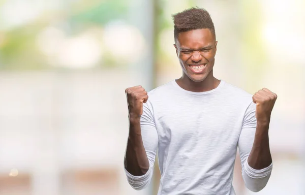 Unga Afroamerikanska Man Över Isolerade Bakgrund Firar Överraskad Och Förvånad — Stockfoto