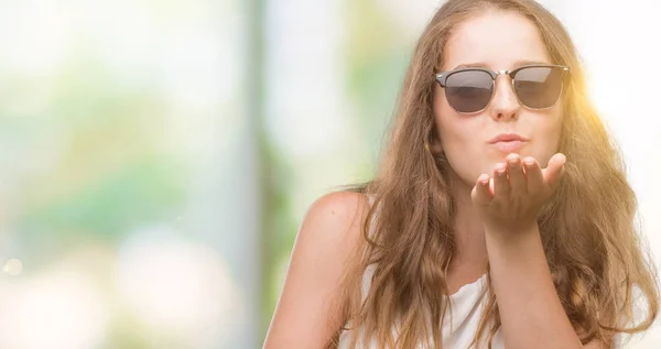 Mujer Rubia Joven Con Gafas Sol Mirando Cámara Soplando Beso —  Fotos de Stock