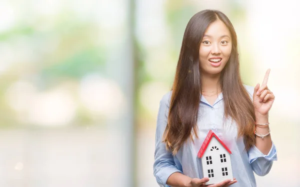 Jeune Femme Asiatique Agent État Réel Tenant Maison Fond Isolé — Photo