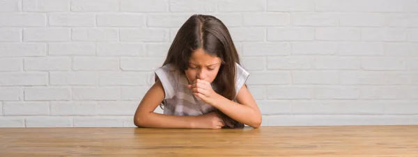 Jonge Latino Jongen Zittend Tafel Thuis Gevoel Onwel Hoesten Als — Stockfoto