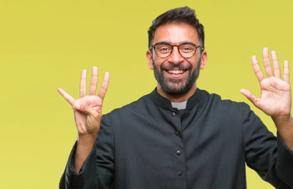 成人西班牙裔天主教教士人在被隔绝的背景显示和指向用手指九 而微笑自信和愉快 — 图库照片