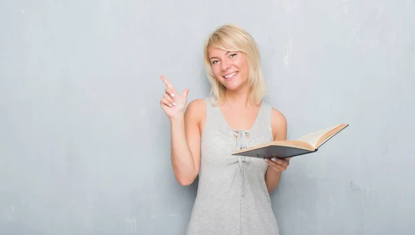 Mujer Adulta Caucásica Sobre Pared Grunge Gris Leyendo Libro Muy — Foto de Stock