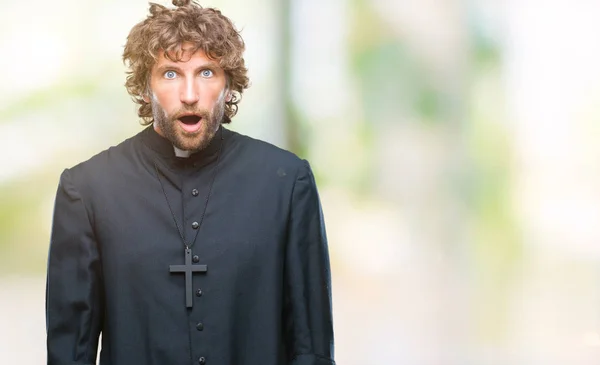 Bonito Hispânico Padre Católico Homem Sobre Fundo Isolado Com Medo — Fotografia de Stock