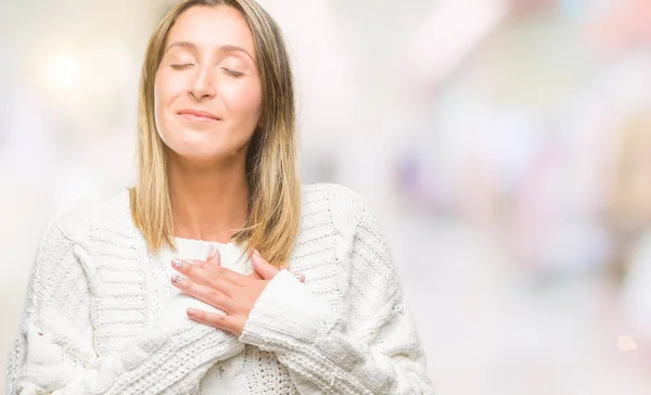 Mooie Jongedame Winter Trui Dragen Geïsoleerde Achtergrond Glimlachend Met Handen — Stockfoto