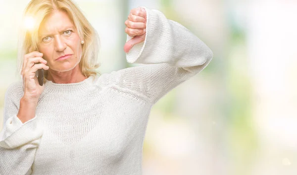 Mujer Rubia Mediana Edad Hablando Teléfono Inteligente Sobre Fondo Aislado —  Fotos de Stock