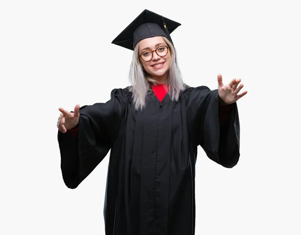 Unga Blonda Kvinnan Bär Graduate Uniform Över Isolerade Bakgrund Tittar — Stockfoto