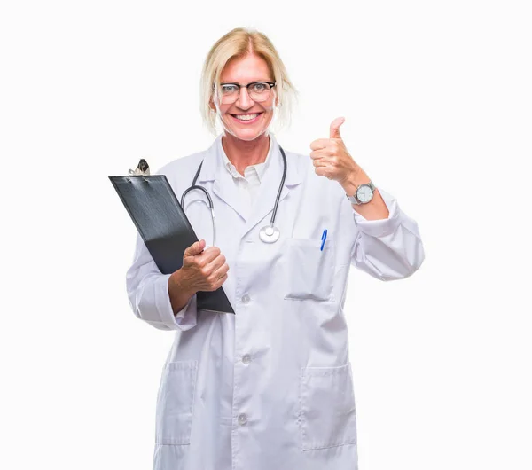 Średnim Wieku Kobieta Blondynka Lekarz Trzymając Schowka Białym Tle Szczęśliwy — Zdjęcie stockowe