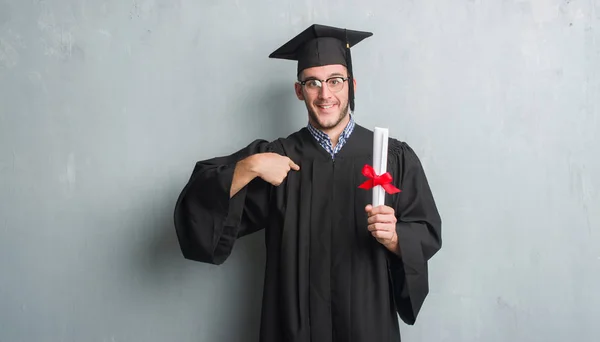 Kavkazské Mladíka Přes Zeď Šedá Grunge Uniformě Postgraduálním Vzděláním Překvapením — Stock fotografie