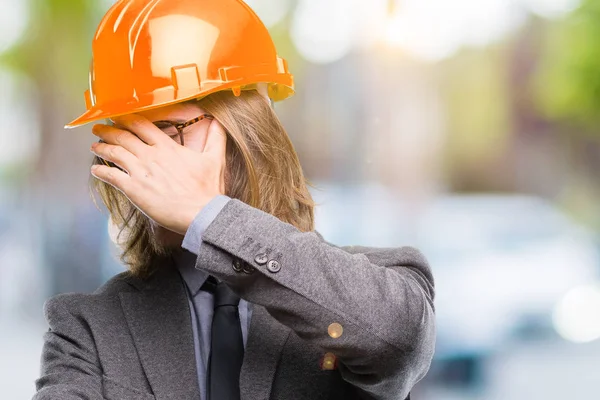 Junger Gutaussehender Architekt Mit Langen Haaren Schutzhelm Über Isoliertem Hintergrund — Stockfoto