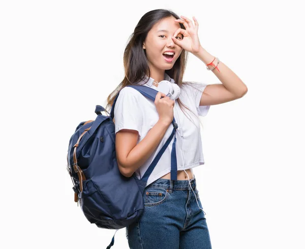 Jonge Aziatische Vrouw Rugzak Hoofdtelefoon Dragen Geïsoleerde Achtergrond Met Blij — Stockfoto